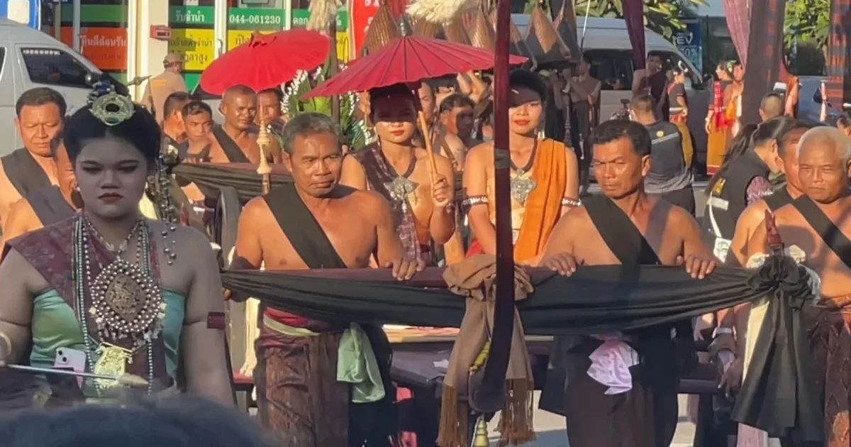 ยิ่งใหญ่อลังการ! สุรินทร์จัดงานประเพณี 'แซนโฎนตา' ช้างงาสวย 8 เชือก นำขบวนเครื่องเซ่นไหว้ บูชาบรรพบุรุษอย่างเข้มขลัง